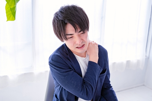 肩こりがつらい男性の画像