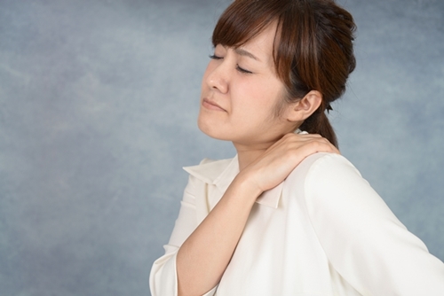 肩こりの女性の画像